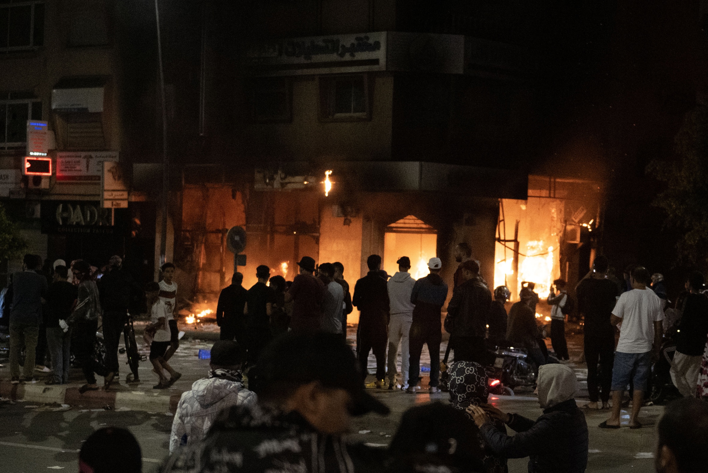 Joves miren cremar una oficina bancària a Sale, al Marroc, abans-d'ahir (fotografia: Jala Morchidi/Efe).