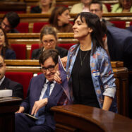 Aliança Catalana aparca la independència i negocia prioritàriament amb Vox al parlament