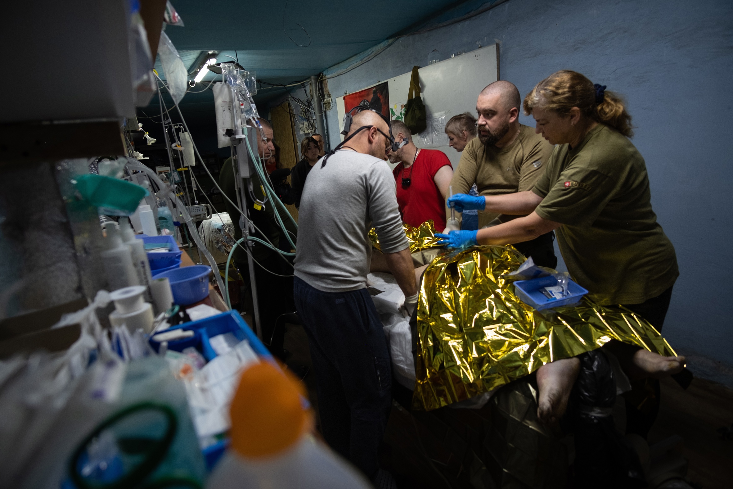 Un grup de metges atén un soldat ucraïnès ferit al front de Pokrovsk, la setmana passada (fotografia: Efe).