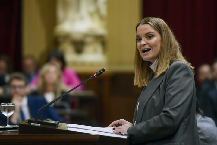 La presidenta Marga Prohens, avui, durant el debat (EFE/ Miquel A. Borràs)