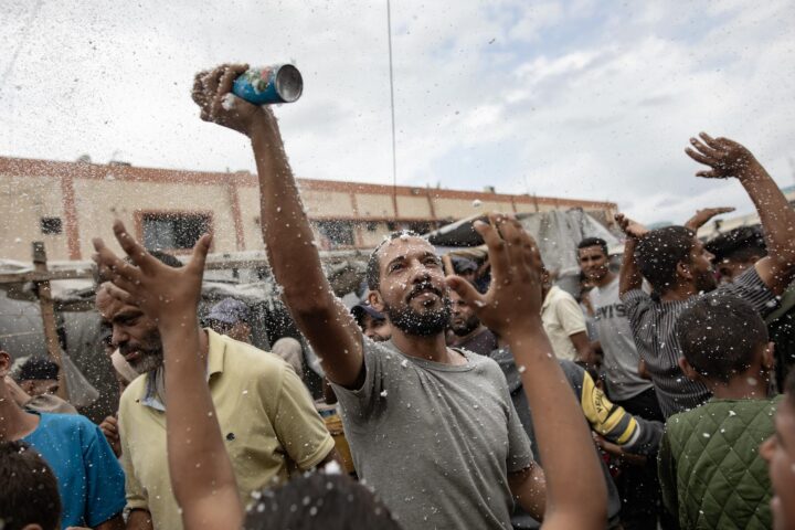 Desplaçats palestins celebren l'acord de pau. Fotografia: Haitham Imad (EFE).
