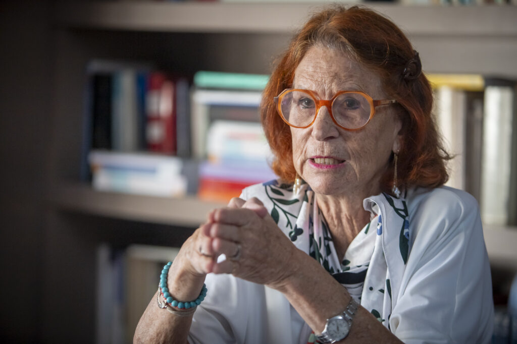 Esther Giménez-Salinas, síndica de greuges, en un moment de l'entrevista (fotografia: Albert Salamé).