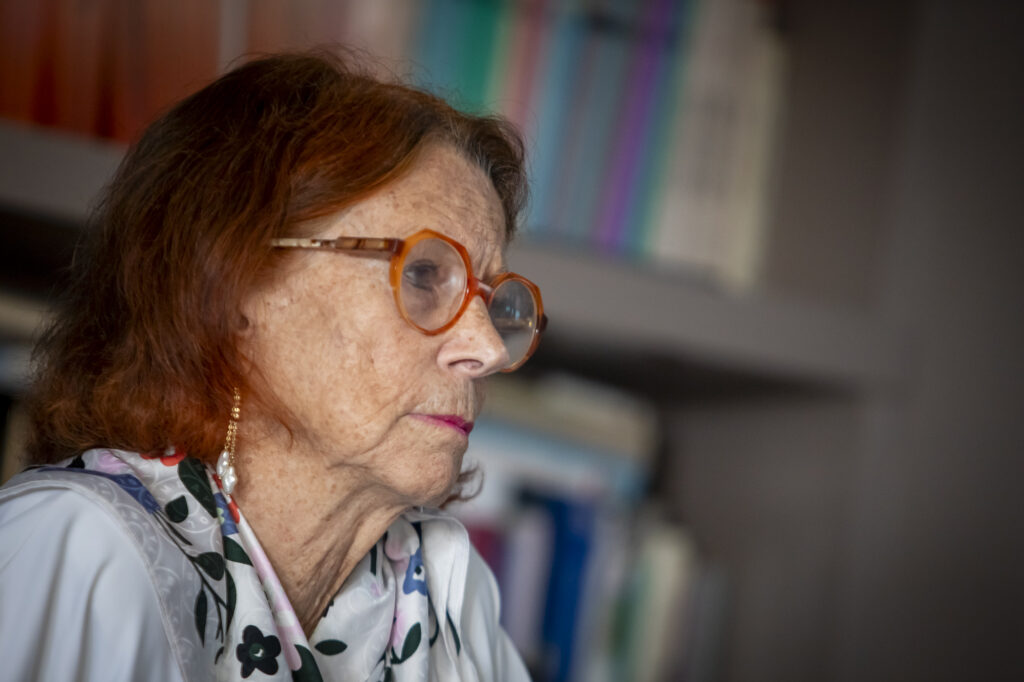 Esther Giménez-Salinas, síndica de greuges, en un moment de l'entrevista (fotografia: Albert Salamé).