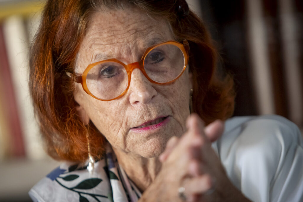 Esther Giménez-Salinas, síndica de greuges, en un moment de l'entrevista (fotografia: Albert Salamé).