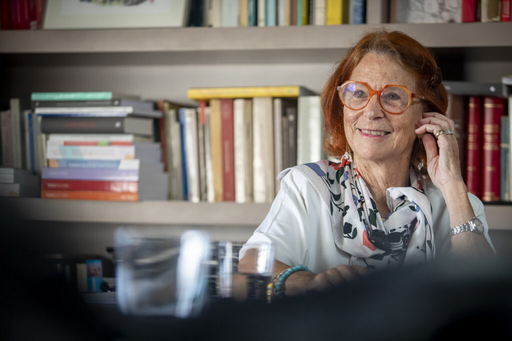 Esther Giménez-Salinas, síndica de greuges, en un moment de l'entrevista (fotografia: Albert Salamé).