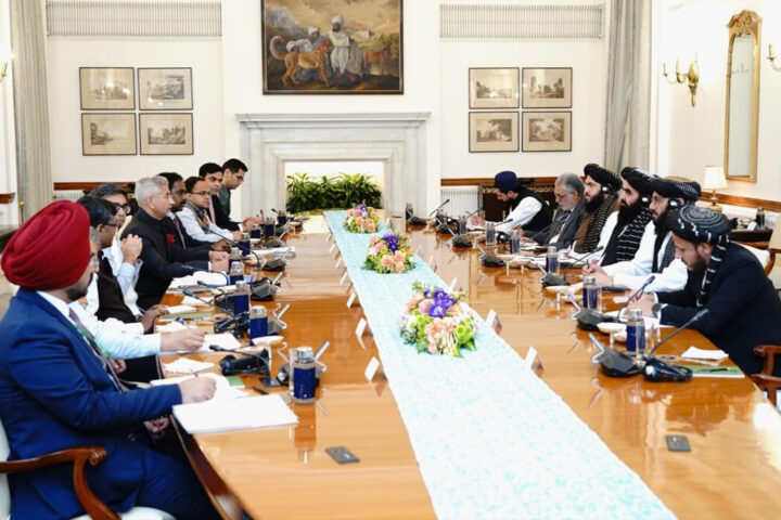 El ministre d'Afers Exteriors de l'Índia, Subrahmanyam Jaishankar (esquerra), durant la reunió a Nova Delhi amb el seu homòleg afganès, Amir Khan Muttaqi, divendres proppassat (fotografia: Ministre d'Afers Exteriors de l'Índia/Efe). 