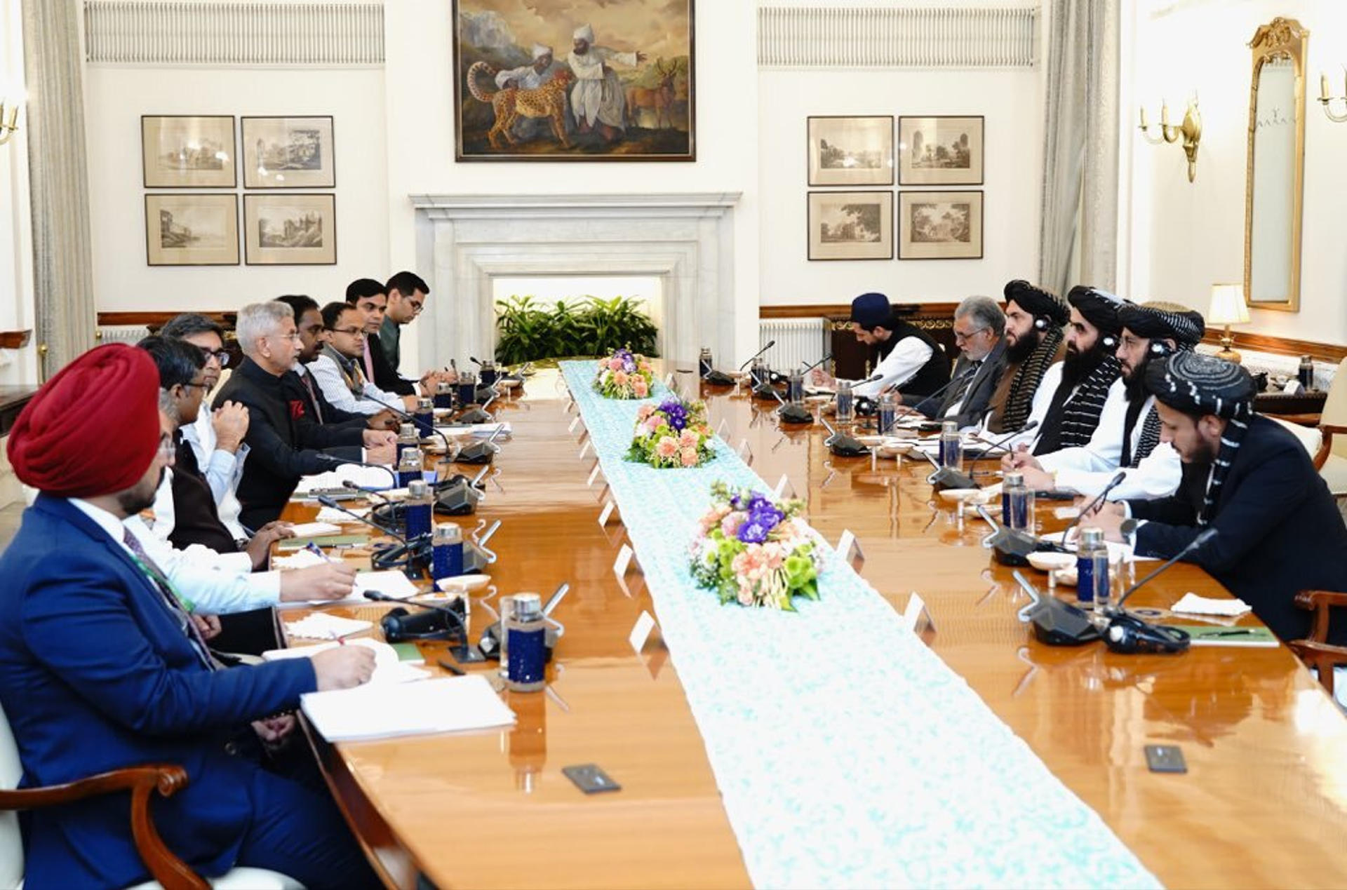 El ministre d'Afers Exteriors de l'Índia, Subrahmanyam Jaishankar (esquerra), durant la reunió a Nova Delhi amb el seu homòleg afganès, Amir Khan Muttaqi, divendres proppassat (fotografia: Ministre d'Afers Exteriors de l'Índia/Efe). 