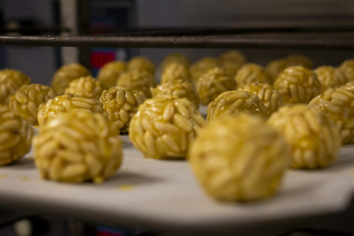 Panellets de pinyons de la pastisseria Faixat de Barcelona (fotografia: Enric Galli).