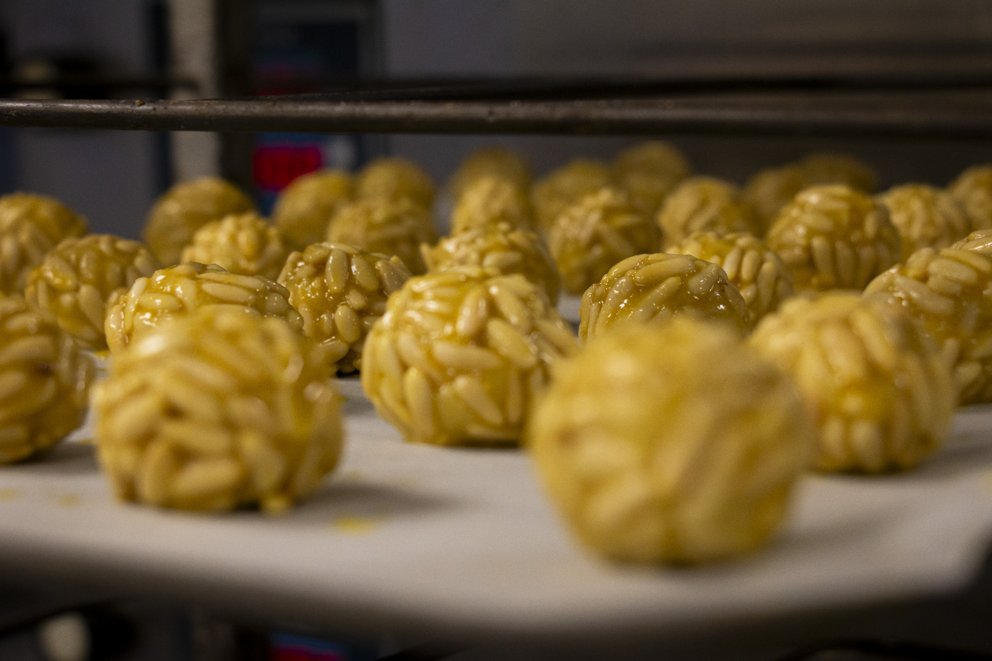 Panellets de pinyons de la pastisseria Faixat de Barcelona (fotografia: Enric Galli).