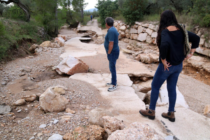 La batllessa de Mas de Barberans, Daniela Lleixà, i el regidor de camins, observen devastats com l'aiguat s'ha endut una infraestructura de pas nova (fotografia: ACN / Anna Ferràs).