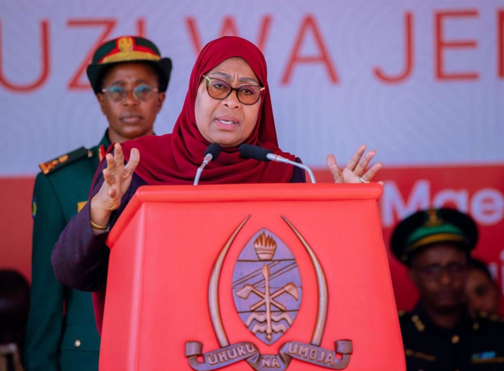 La presidenta de Tanzània, Samia Suluhu Hassan (centre), durant un acte (fotografia: Europa Press/CRJE East Africa).
