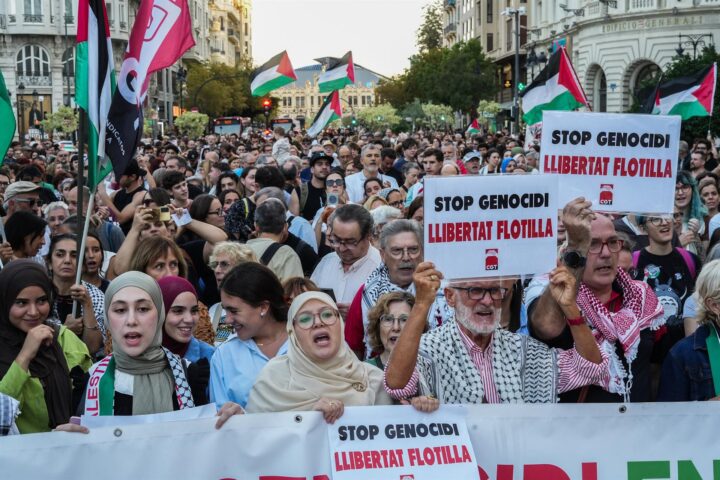 Concentració de suport a la Global Sumud Flotilla, a la plaça de l'ajuntament, el 2 d'octubre de 2025, a València (Horta) - Jorge Gil - Europa Press