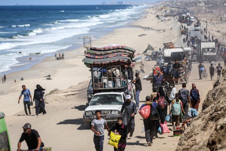 Uns palestins fugen de les zones assenyalades per Israel.