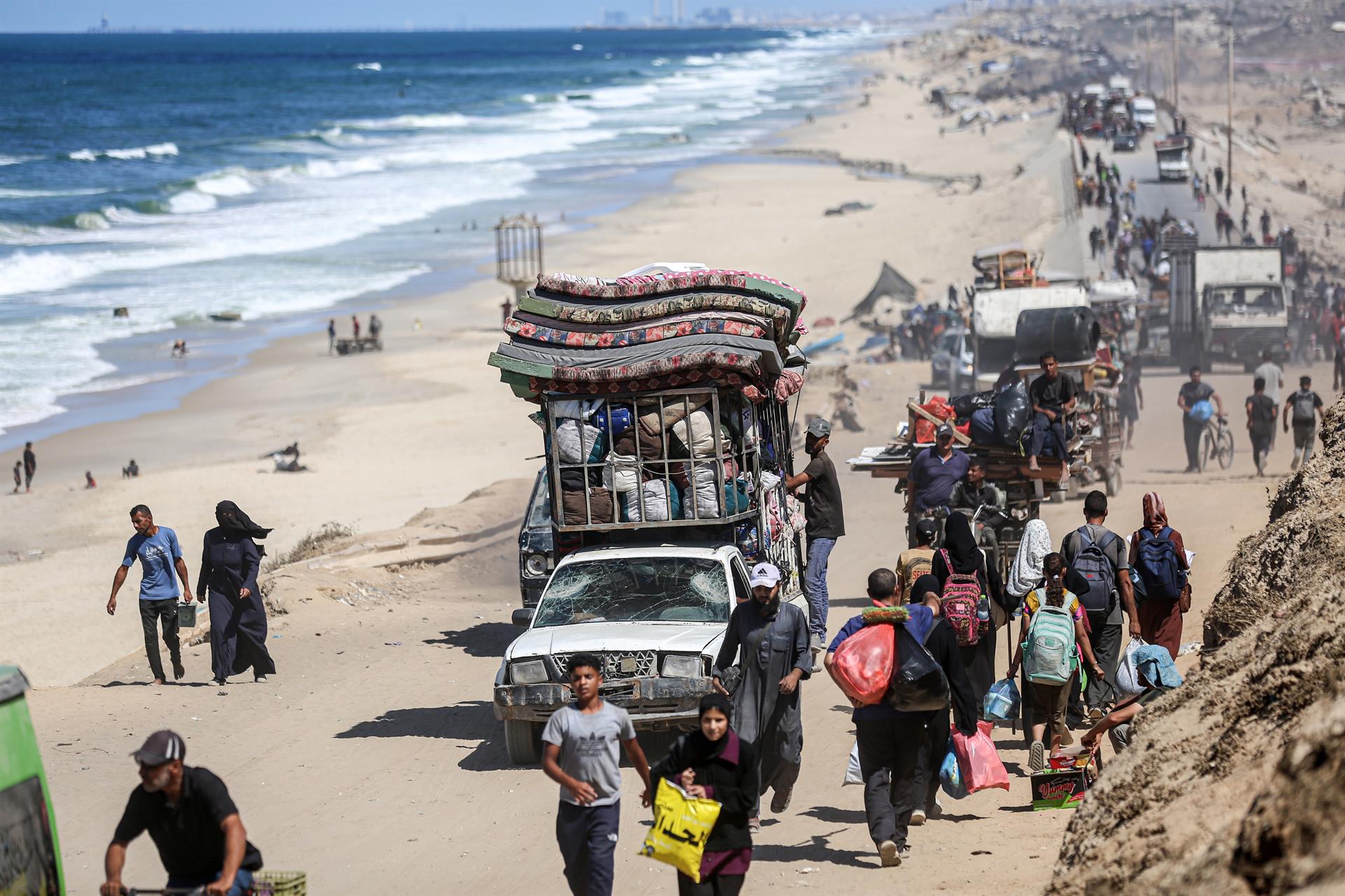 Uns palestins fugen de les zones assenyalades per Israel.