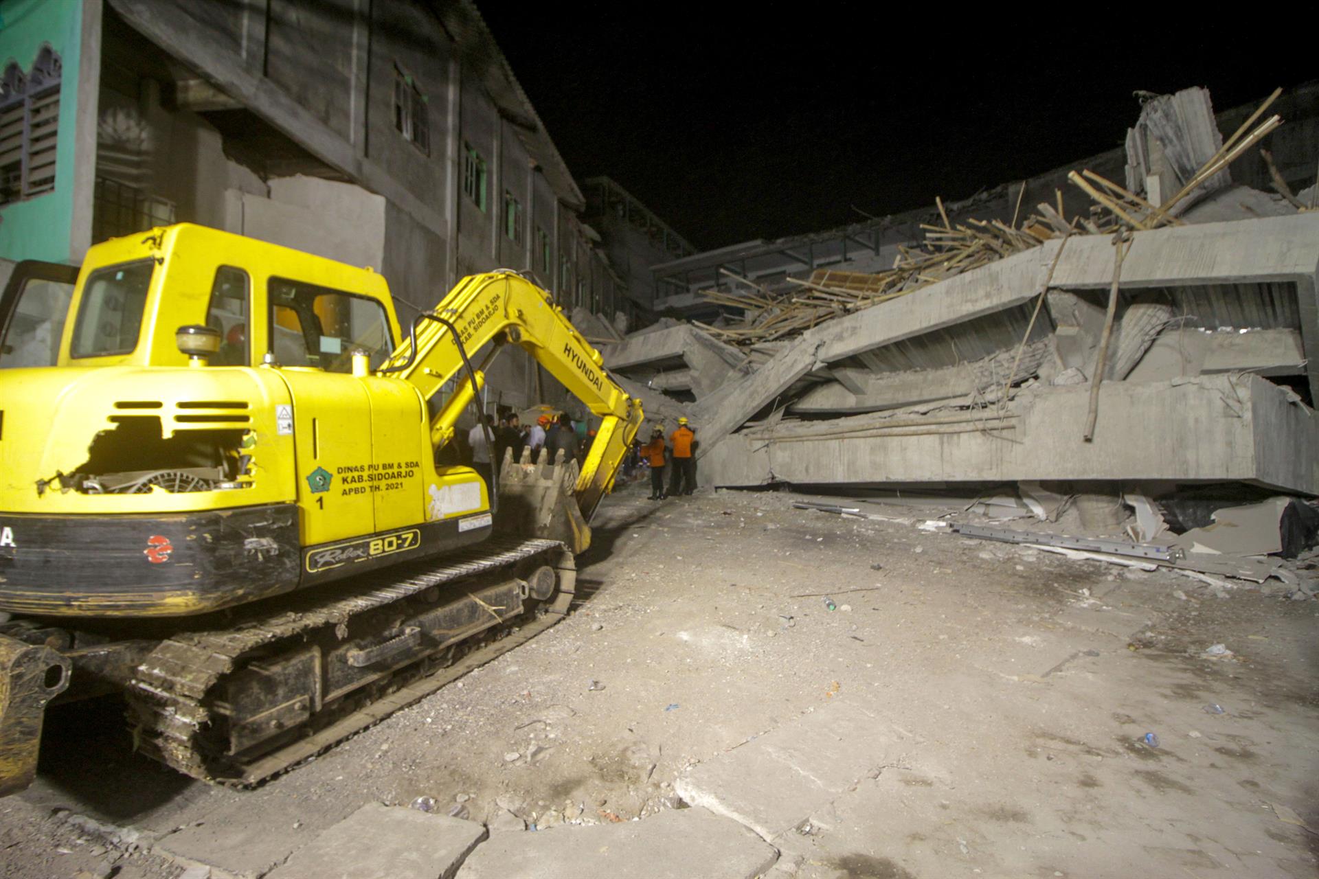Operacions de rescat a l'internat Al Khoziny (fotografia: Europa Press/Sahlan Kurniawan).