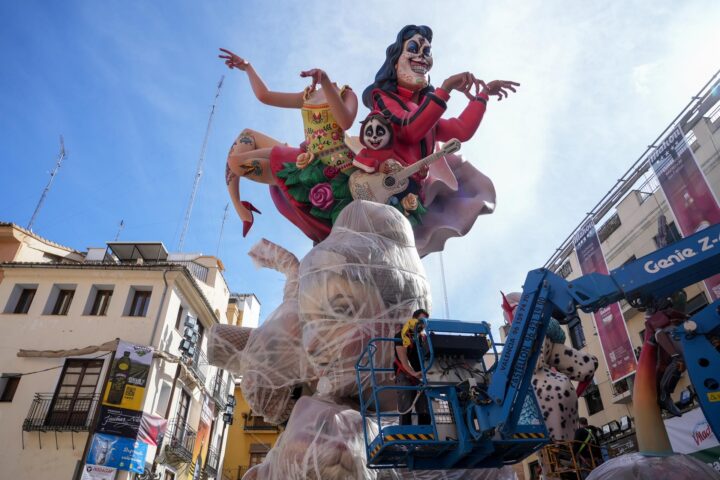  Muntatge de la falla El Pilar, l’11 de març del 2025, a València (fotografia: Eduardo Manzana / Europa Press)