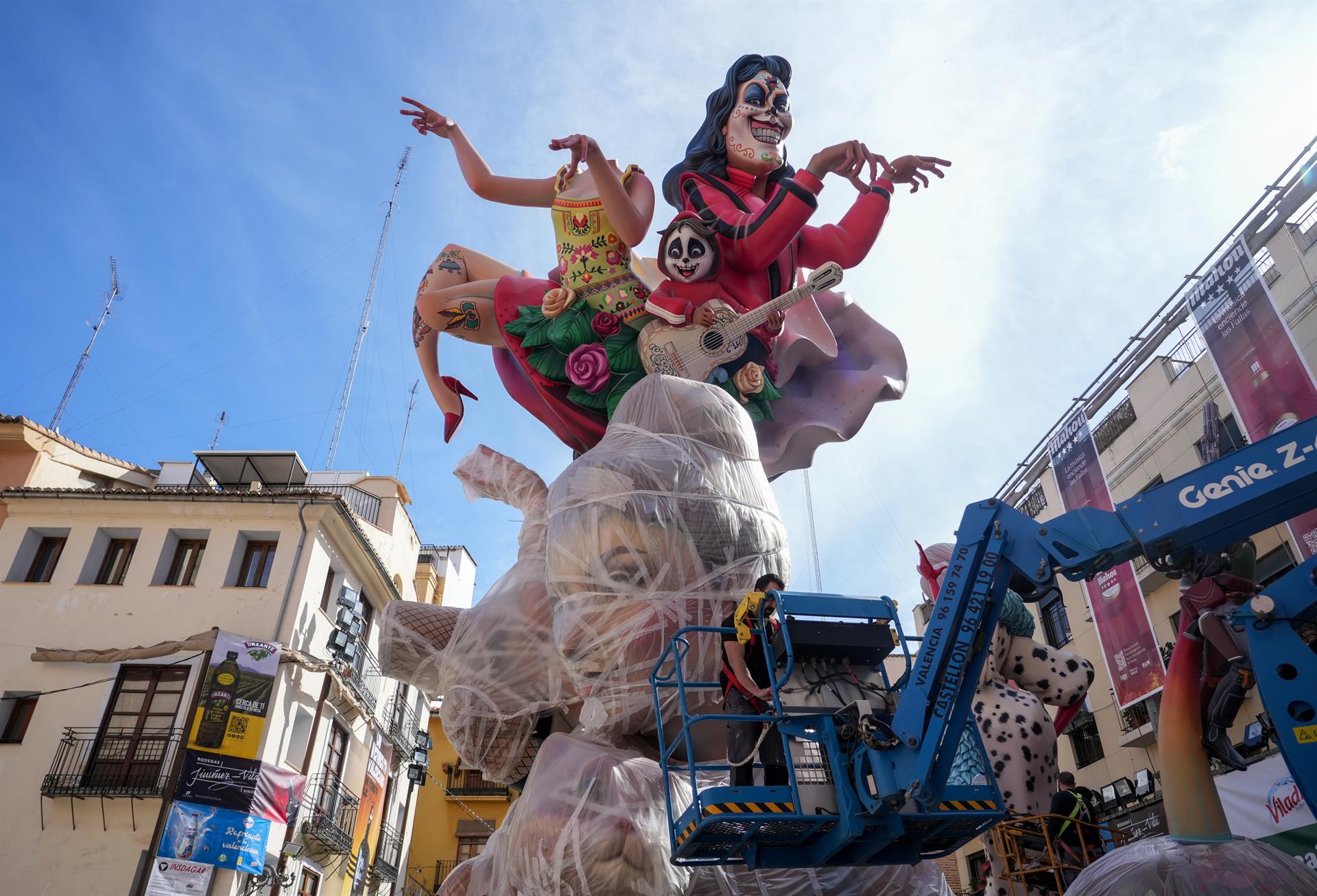  Muntatge de la falla El Pilar, l’11 de març del 2025, a València (fotografia: Eduardo Manzana / Europa Press)