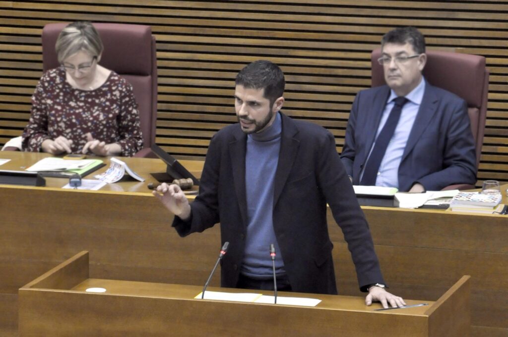 L’ex-diputat David Calvo estripa el carnet del PSOE per la posició en la ILP de la tauromàquia