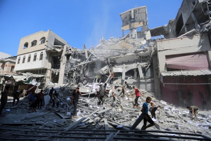 Palestins entre les runes d'un edifici bombardejat per l'exèrcit d'Israel a la ciutat de Gaza, al nord de Gaza (arxiu).