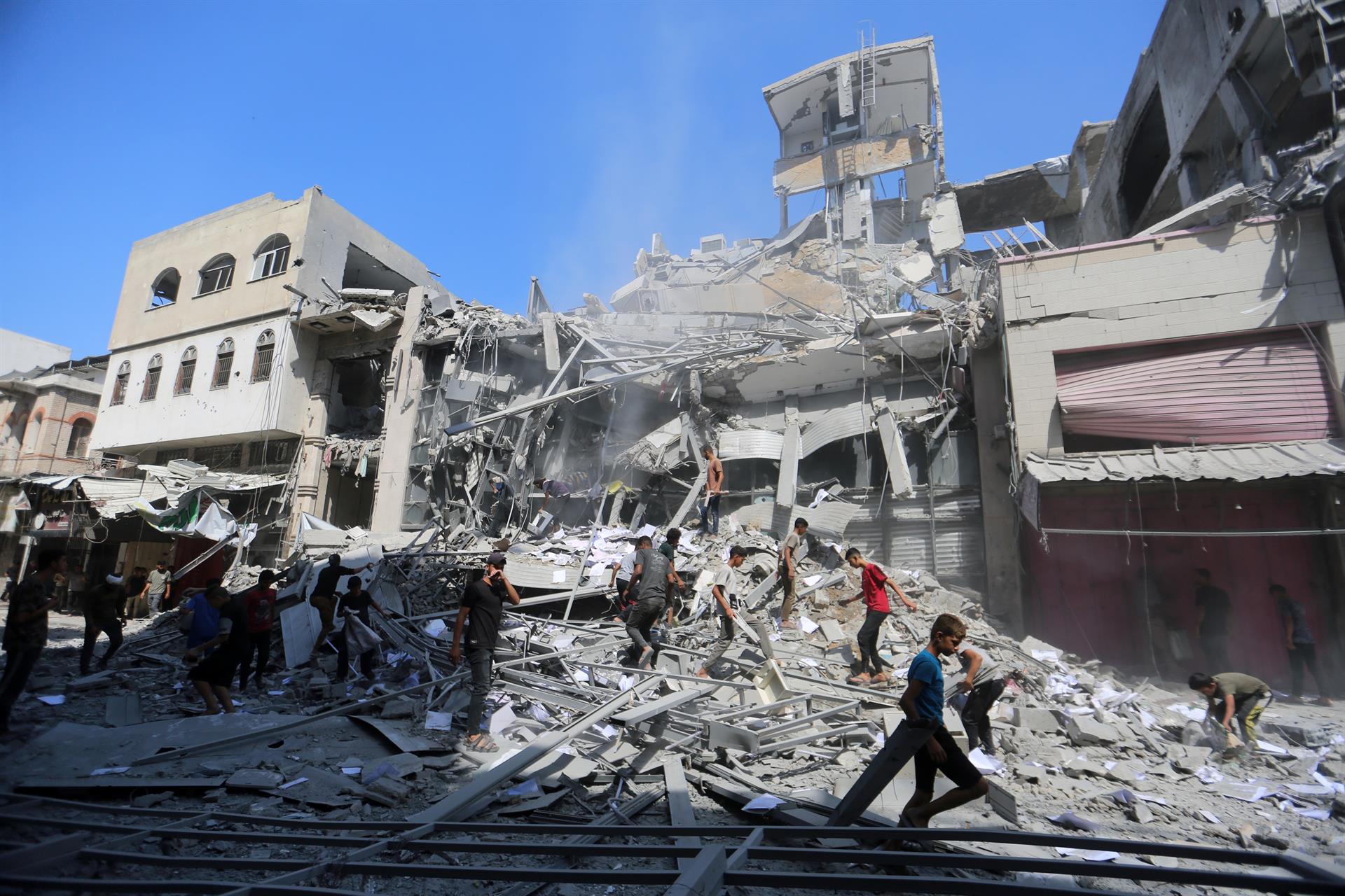 Palestins entre les runes d'un edifici bombardejat per l'exèrcit d'Israel a la ciutat de Gaza, al nord de Gaza (arxiu).