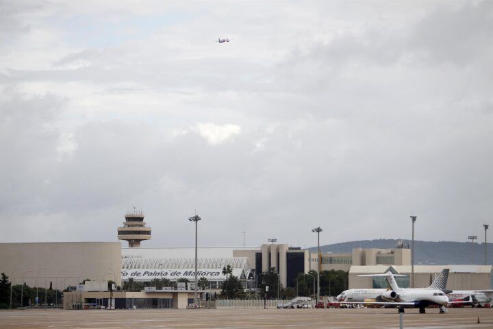 Un avió en una de les pistes de l'aeroport de Palma, el 8 de novembre de 2021. Fotografia: Isaac Buj / Europa Press