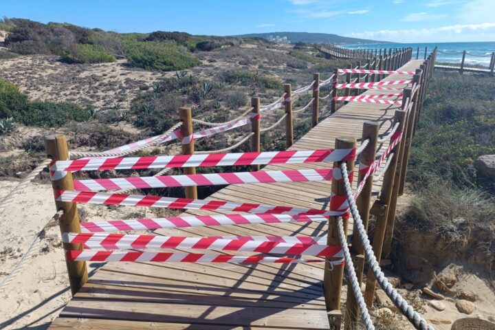 El consell de Formentera ha tancat un tram de costa per seguretat després de la pluja · Fotografia: Consell de Formentera