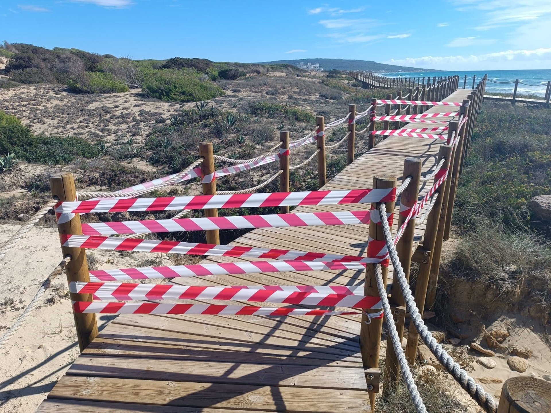 El consell de Formentera ha tancat un tram de costa per seguretat després de la pluja · Fotografia: Consell de Formentera