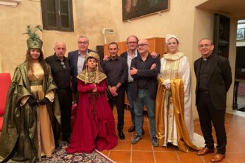 La Sibil·la de Mallorca, Nadia Akaarir, amb el canonge de la Seu, monsenyor Pere Oliver, el director de la capella de la Seu, Joan Company, i els representants de les catedrals de Barcelona i València.