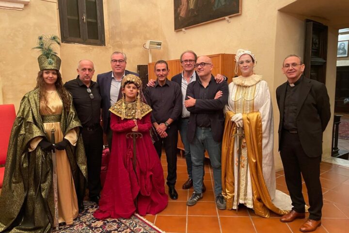 La Sibil·la de Mallorca, Nadia Akaarir, amb el canonge de la Seu, monsenyor Pere Oliver, el director de la capella de la Seu, Joan Company, i els representants de les catedrals de Barcelona i València.