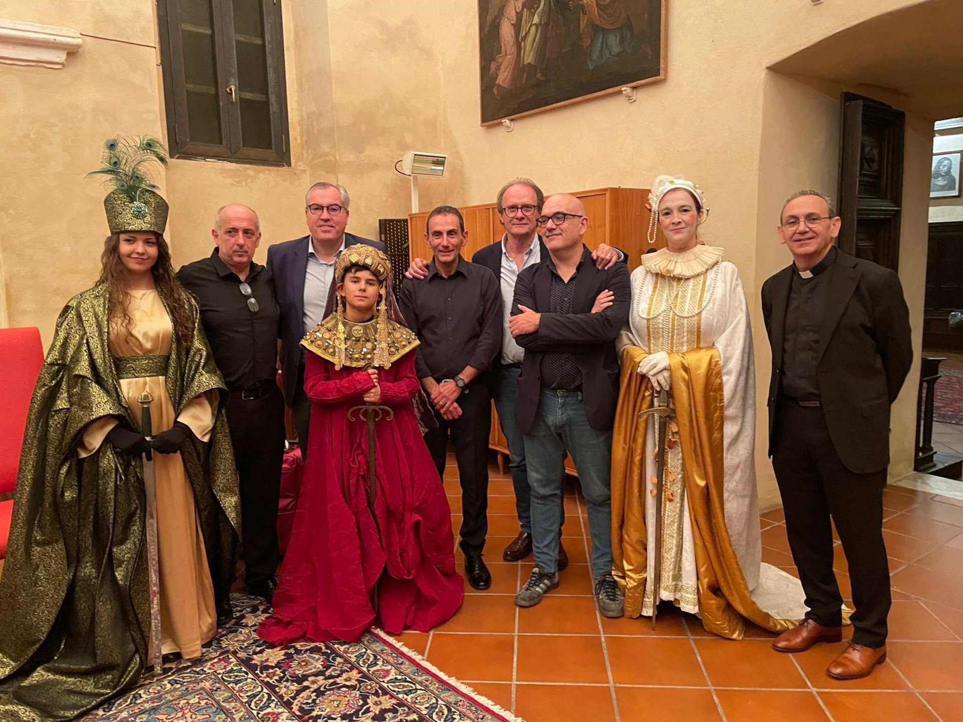 La Sibil·la de Mallorca, Nadia Akaarir, amb el canonge de la Seu, monsenyor Pere Oliver, el director de la capella de la Seu, Joan Company, i els representants de les catedrals de Barcelona i València.