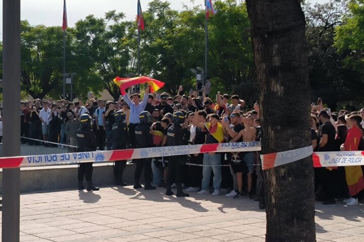 Acte no autoritzat de Vito Quiles a la Universitat d'Alacant davant un ampli desplegament de la policia espanyola.