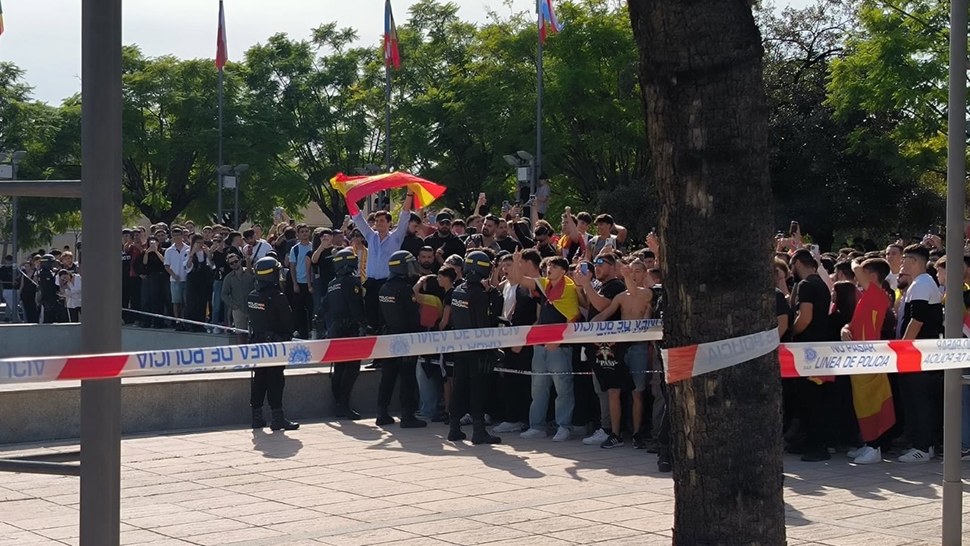 Acte no autoritzat de Vito Quiles a la Universitat d'Alacant davant un ampli desplegament de la policia espanyola.