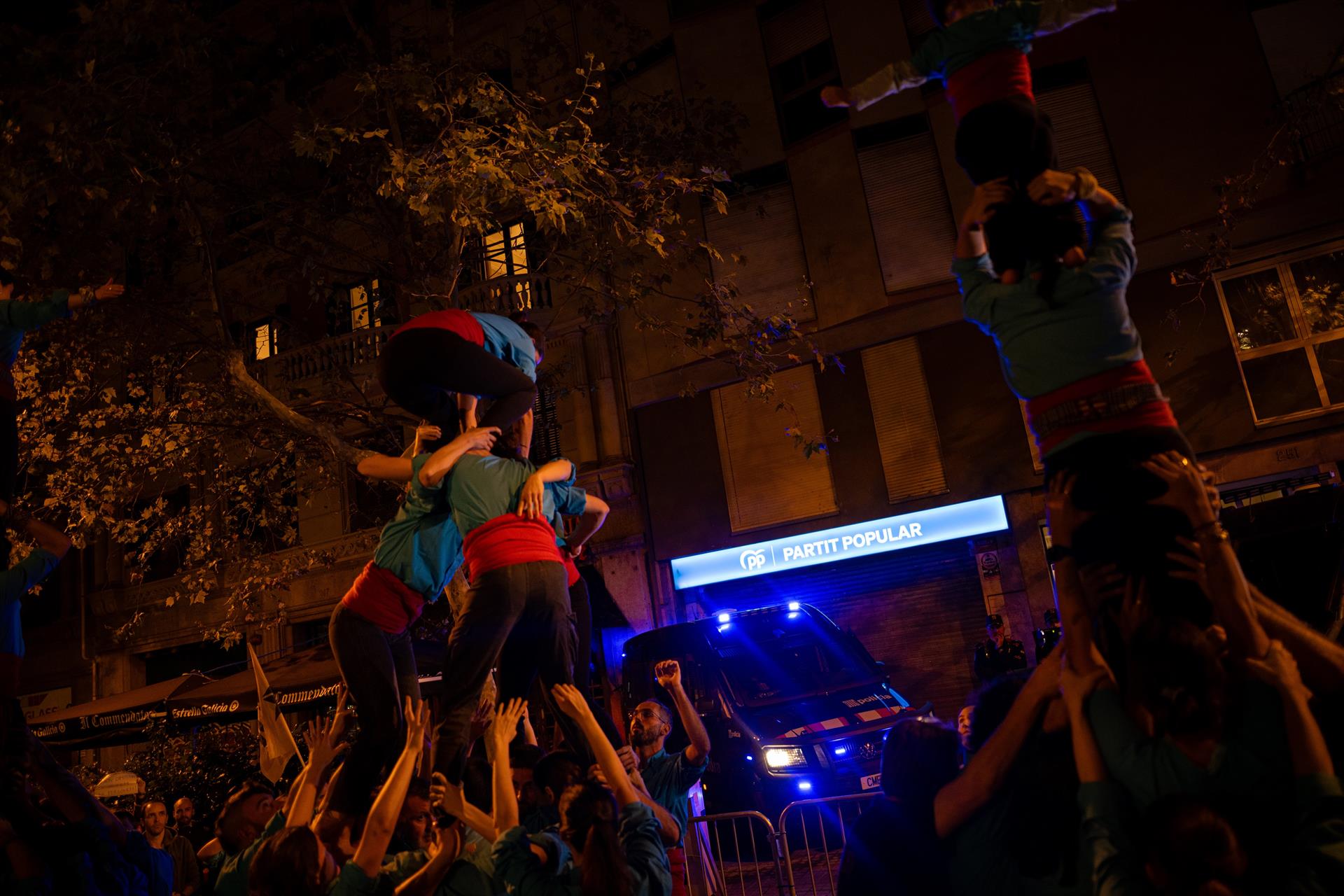 Desenes de persones durant una concentració per reclamar la dimissió del president de la Generalitat Valenciana, Carlos Mazón, un any després de la gota freda, davant la seu del PP, a Barcelona.