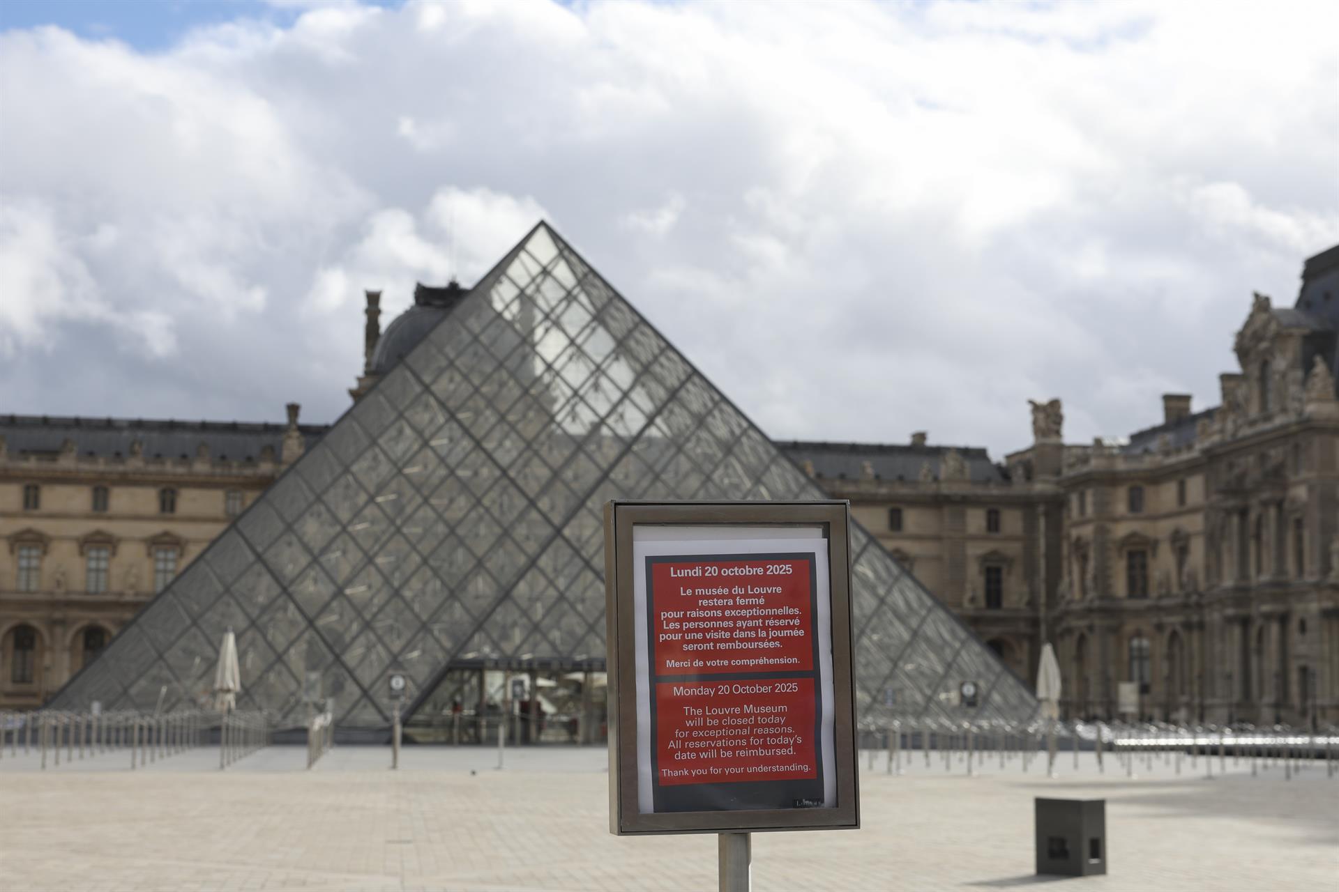 Imatge d'arxiu del museu del Louvre tancat després del robatori de joies