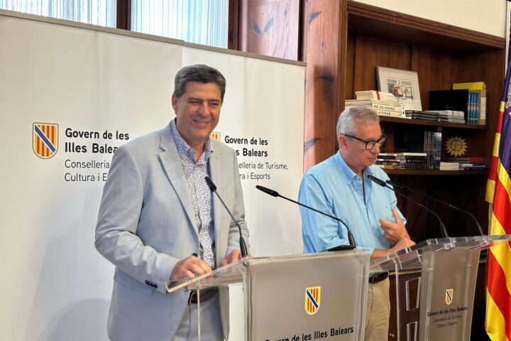 El director de Turisme, Josep Aloy, al costat del conseller Jaume Bauzá