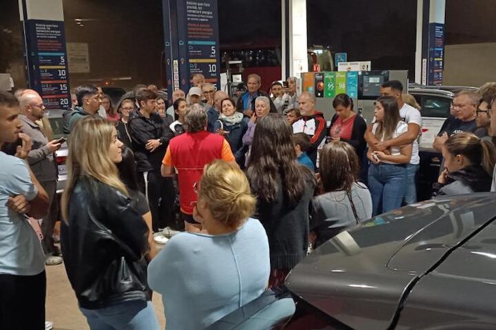 Viatgers atrapats a la gasolinera (fotografia: Josep Pérez).