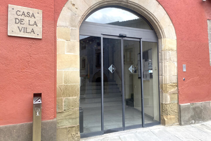 L'entrada de l'Ajuntament de Sant Hipòlit de Voltregà.