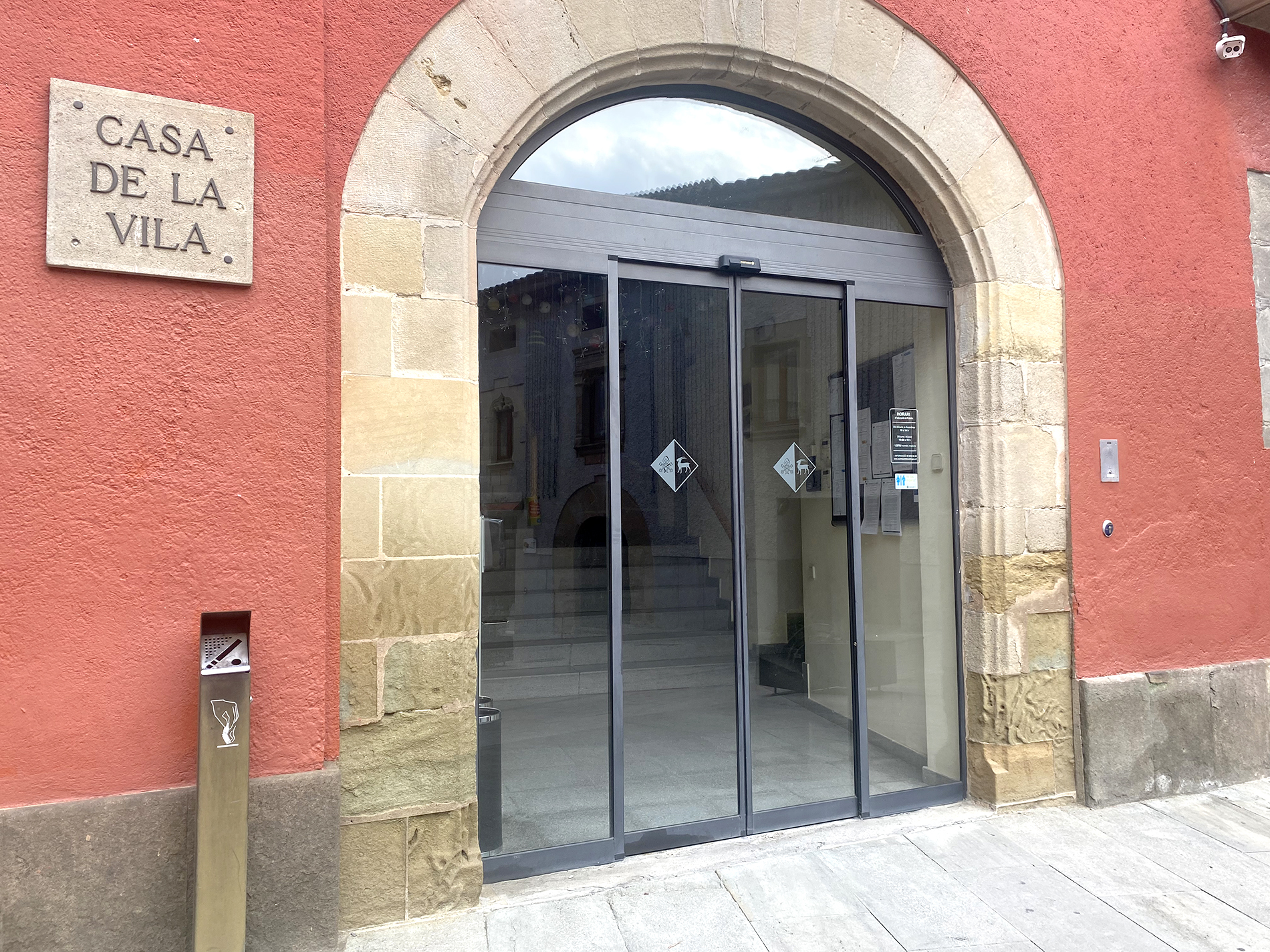 L'entrada de l'Ajuntament de Sant Hipòlit de Voltregà.