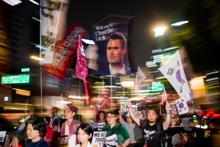 Manifestants d'ultradreta branden una pancarta en memòria de l'activista nord-americà Charlie Kirk durant una manifestació a Seül, el 26 de setembre proppassat (fotografia: Jintak Han/The Washington Post).