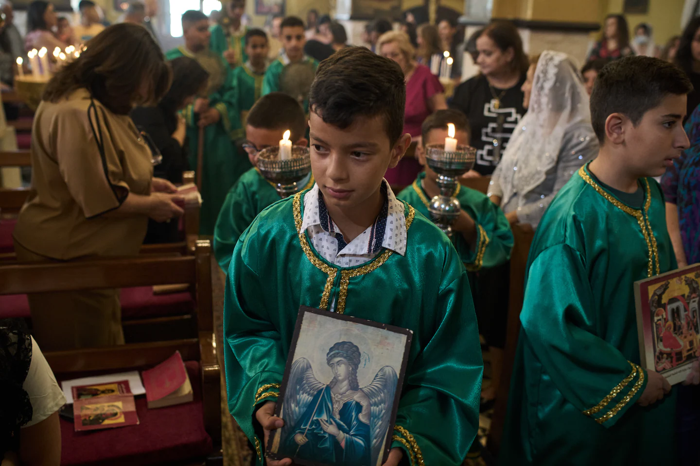Infants palestins a la missa matinal de l'església ortodoxa grega de Sant Jordi a Taybeh, Cisjordània, el passat 28 de setembre (fotografia: Leo Correa/The Associated Press).