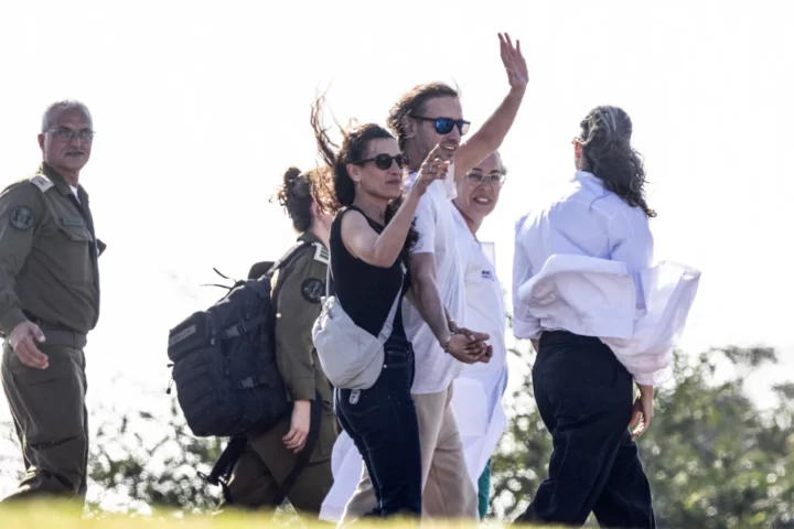 Ariel Cunio (al centre, vestit de blanc), un dels ostatges alliberats per Hamàs, després d'aterrar a Israel abans-d'ahir (fotografia: Heidi Levine/The Washington Post).