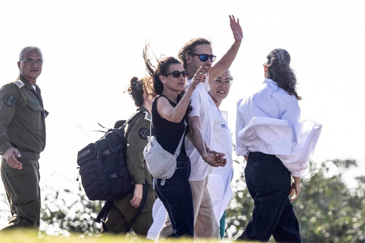 Ariel Cunio (al centre, vestit de blanc), un dels ostatges alliberats per Hamàs, després d'aterrar a Israel abans-d'ahir (fotografia: Heidi Levine/The Washington Post).