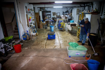 Un home traient fang del garatge a Santa Bàrbara (fotografia: Albert Salamé).