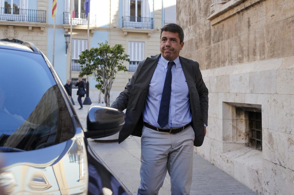 Un escorta diu que Mazón va arribar sol al Palau de la Generalitat entre les 19.45 i les 19.50