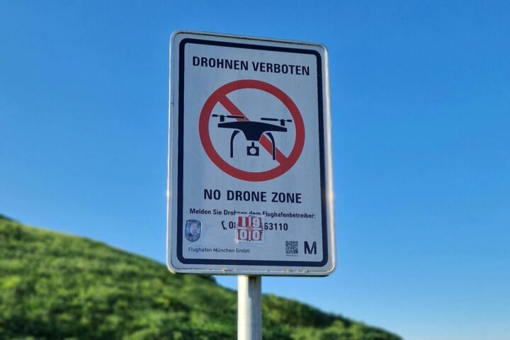 Cartell que marca el començament d'una zona lliure de drons a Munic, a Alemanya (fotografia: Tomasz Figiel/Pexels).