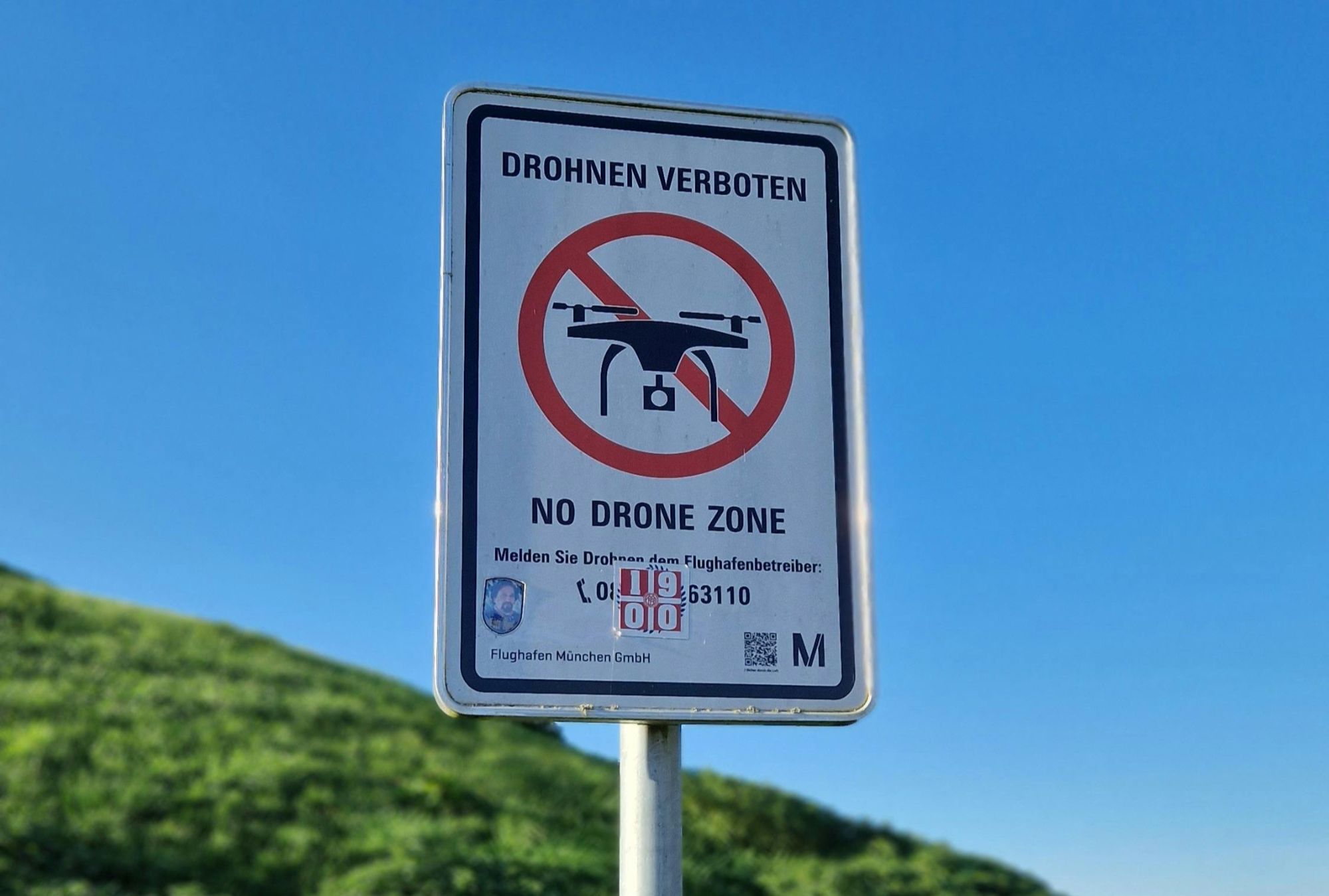 Cartell que marca el començament d'una zona lliure de drons a Munic, a Alemanya (fotografia: Tomasz Figiel/Pexels).