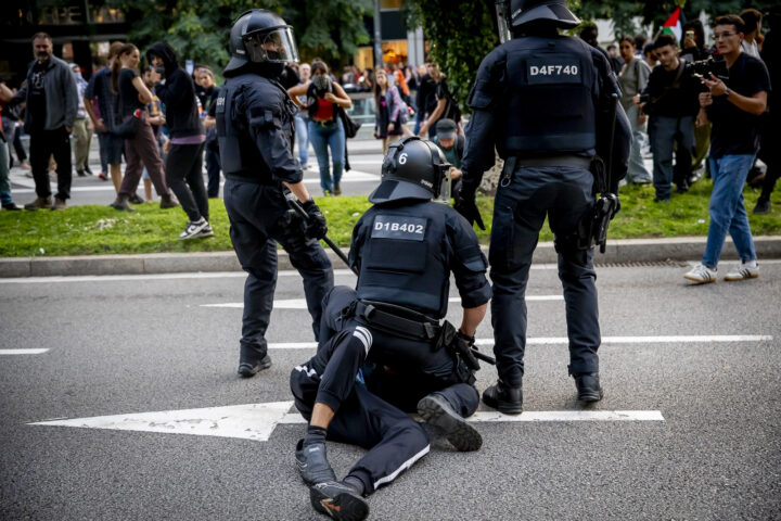 La BRIMO redueix un participant de la vaga per Palestina del 15 d'octubre (fotografia: Albert Salamé).