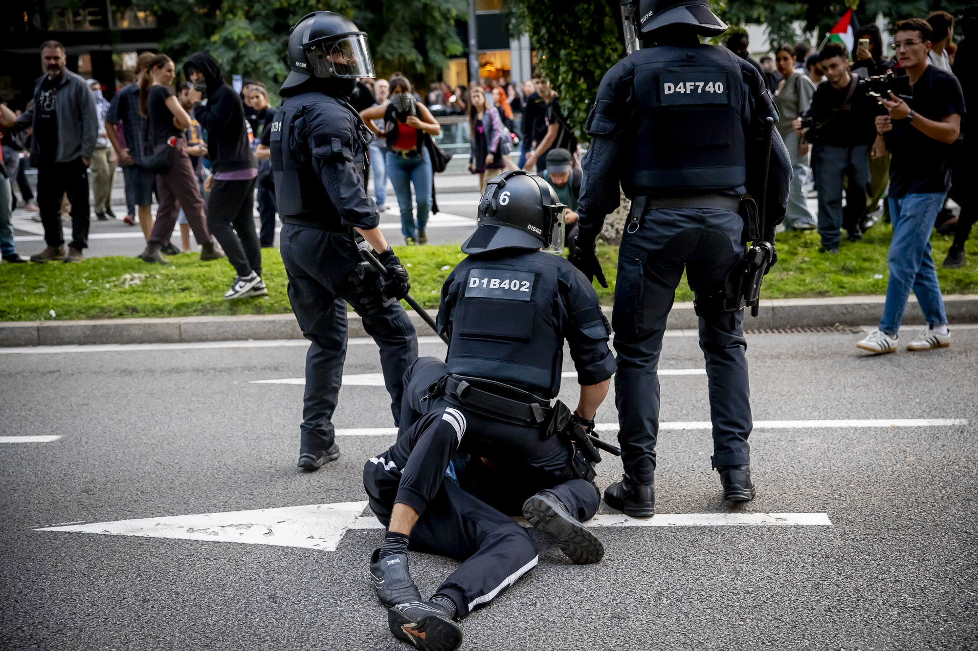 La BRIMO redueix un participant de la vaga per Palestina del 15 d'octubre (fotografia: Albert Salamé).