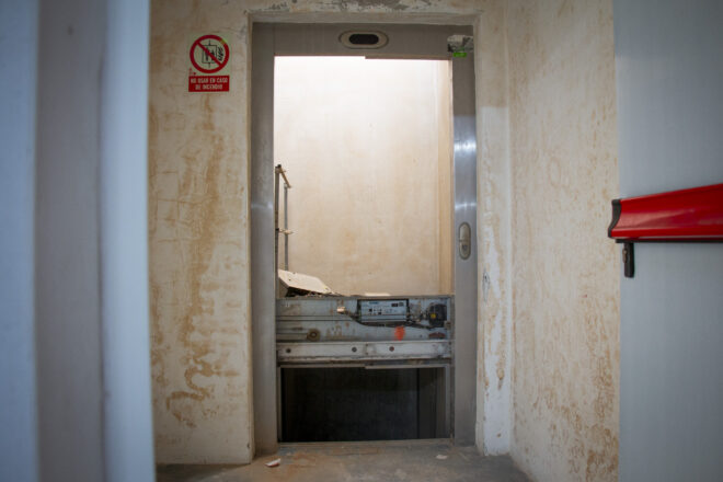 “No tenen ànima”: més de 400 ascensors continuen sense haver-se reparat gairebé un any i mig després de la gota freda