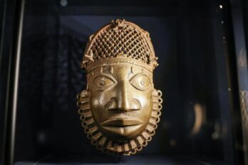 Bronze retornat a Benín d'un museu de Colònia, Alemanya (fotografia: Oliver Berg-Getty Images).